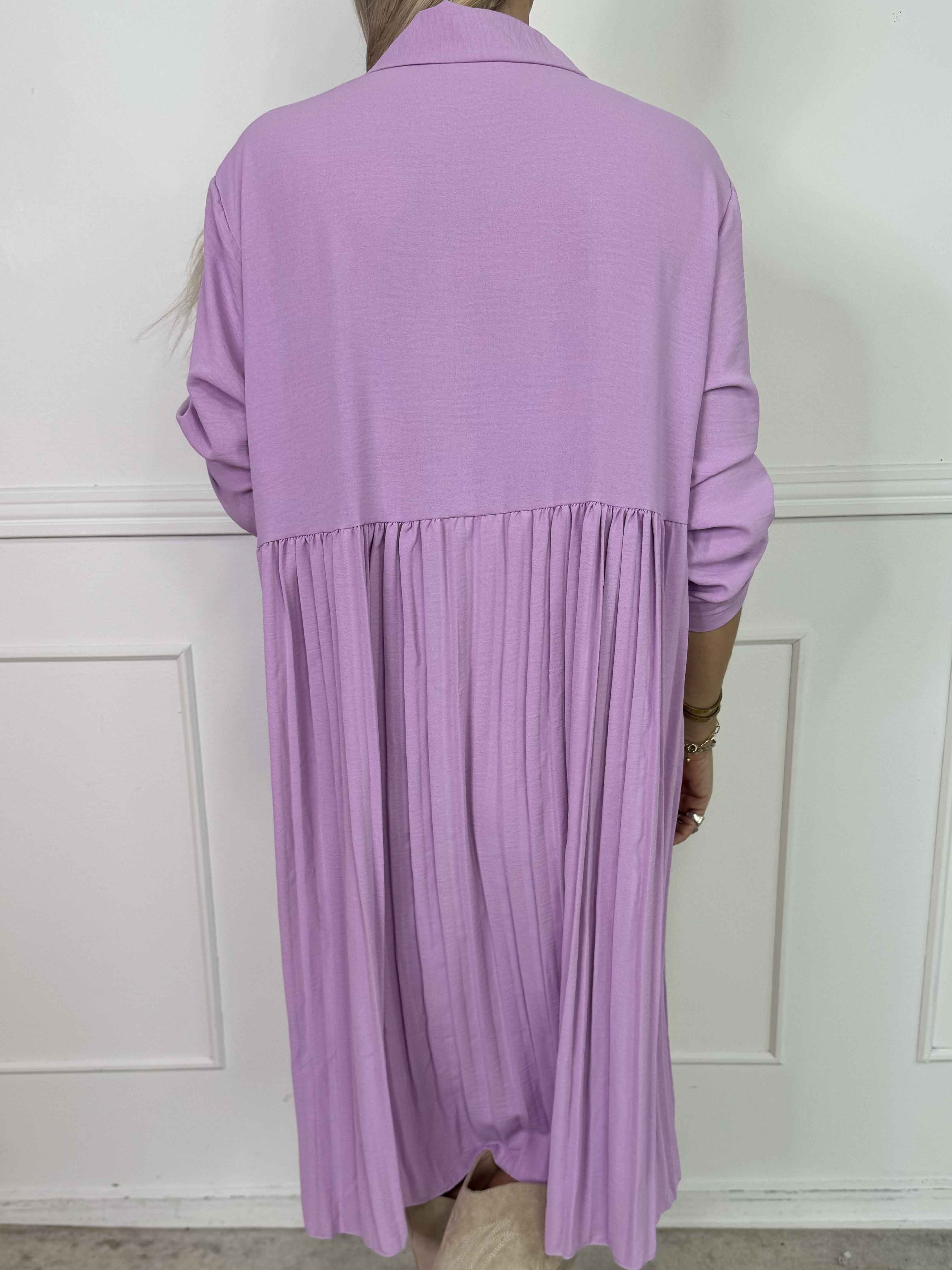 Betsy - Elegant skjortekjole i blød viskose med plisseret skørt